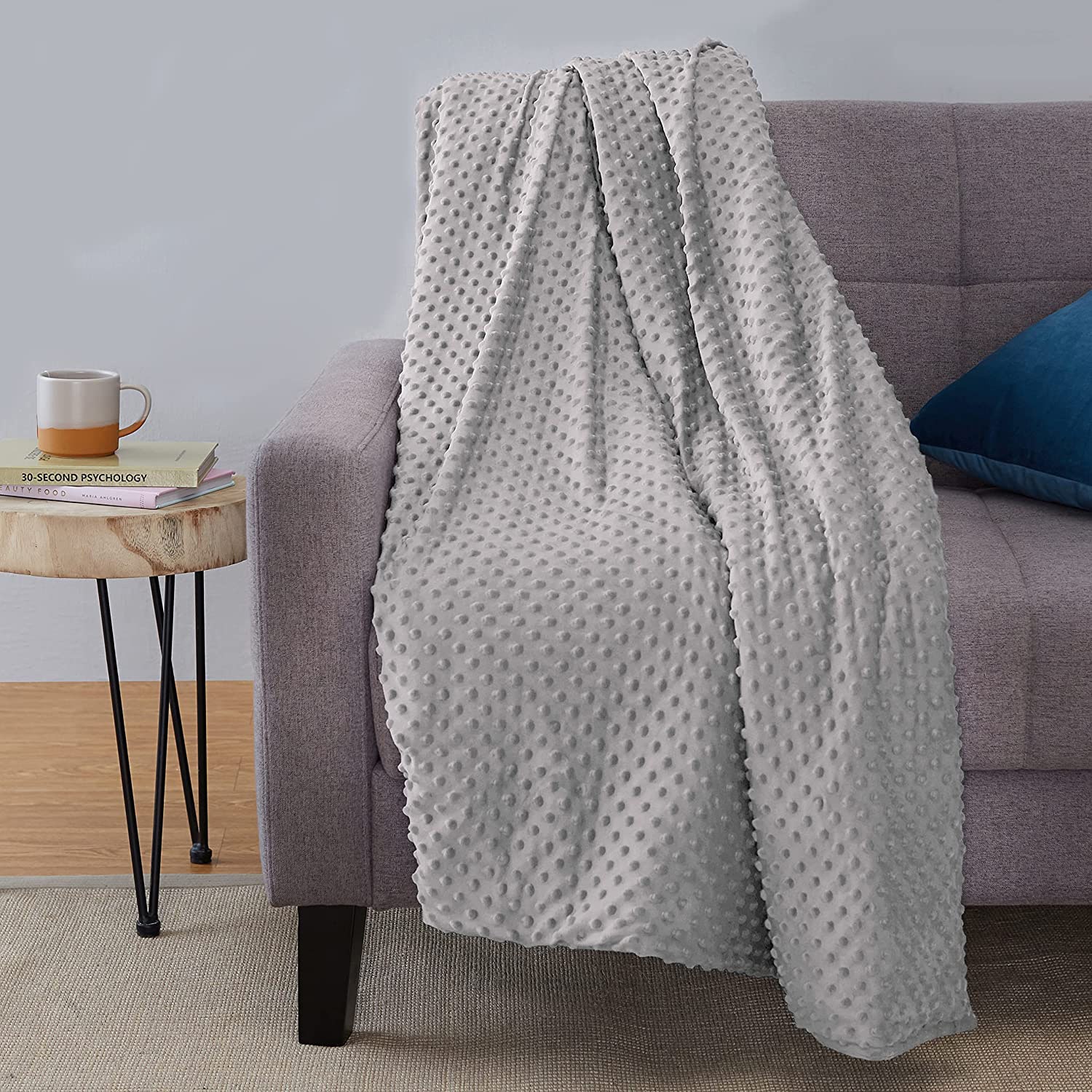 Amazon Basics có trọng lượng chăn nằm trên đi văng